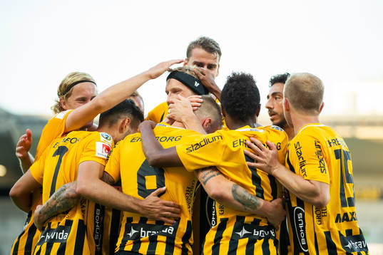 Häckens Alexander Faltsetas jublar med lagkamrater