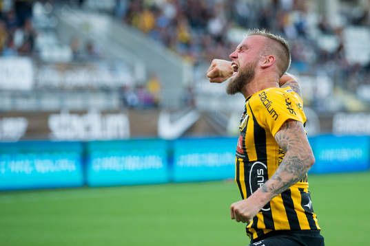 Häckens Alexander Faltsetas jublar