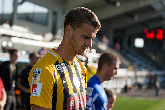 Häckens Johan Hammar på väg in för line up innan
