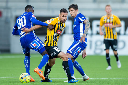 Sundsvalls Peter Wilson och David Batanero försöker