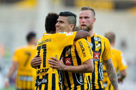 Häckens Nasiru Mohammed jublar med Paulinho
