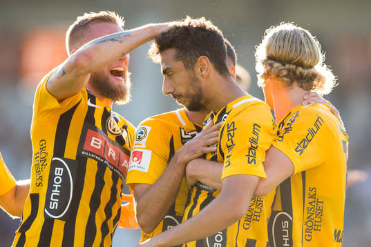 Häckens Daleho Irandust jublar ihop med lagkamrater