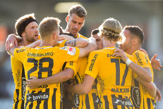 Häckens Daleho Irandust jublar ihop med lagkamrater