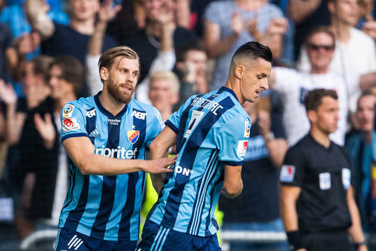 Djurgårdens Niklas Gunnarsson jublar med målskytten till