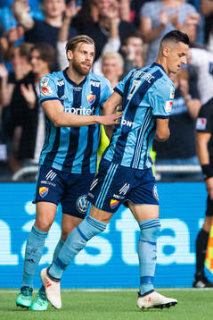 Djurgårdens Niklas Gunnarsson jublar med målskytten till