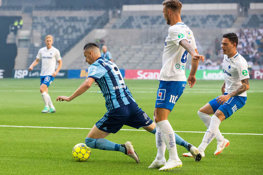 Djurgårdens Haris Radetinac faller i kamp om bollen med