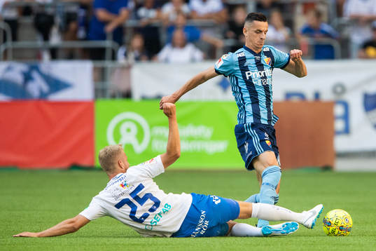 Norrköpings Filip Dagerstål glidtacklar Djurgårdens