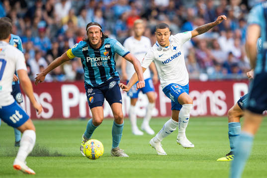 Djurgårdens Jonas Olsson och Norrköpings Jordan Larsson i