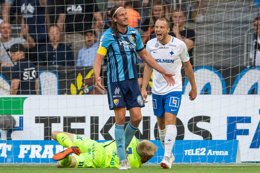 Djurgårdens Jonas Olsson får gult kort medan Norrköpings