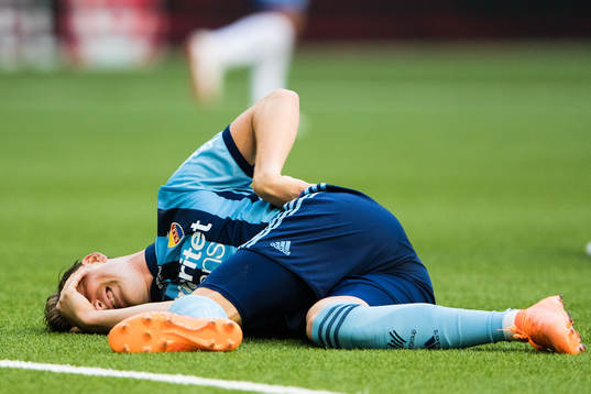 Djurgårdens Fredrik Ulvestad ligger och har ont