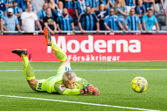 Norrköpings målvakt Isak Pettersson med en räddning