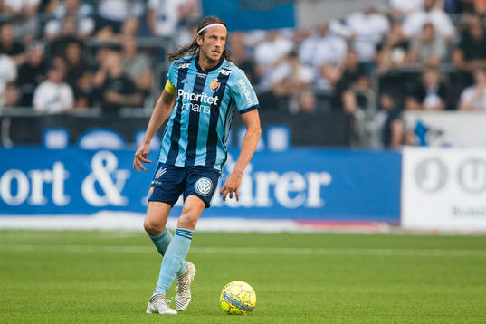 Djurgårdens Jonas Olsson med bollen