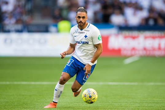 Norrköpings Alexander Jakobsen med bollen