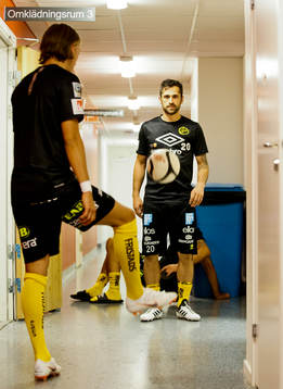 Elfsborgs Emir Bajrami värmer upp med fotboll i korridoren