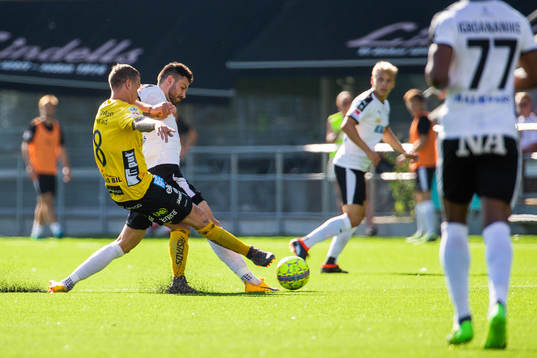 Elfsborgs Samuel Holmén och Örebros Brendan Hines-Ike i