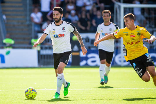 Örebros Nahir Besara och Elfsborgs Simon Olsson