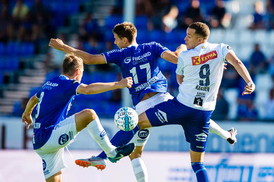 Kristoffer Zachariassen of Sarpsborg 08 and Michael Karlsen