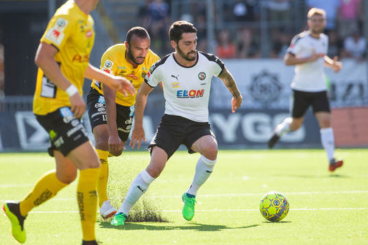 Elfsborgs Issam Jebali och Örebros Nahir Besara i kamp om