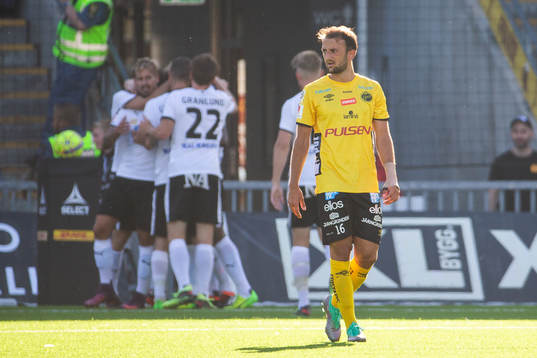 Elfsborgs Robert Gojani deppar medan Örebros Kennedy