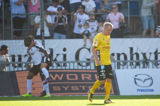 Elfsborgs Simon Lundevall deppar medan Örebros Kennedy