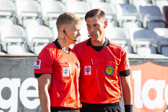 Domare Magnus Lindgren (till höger) i diskussion med