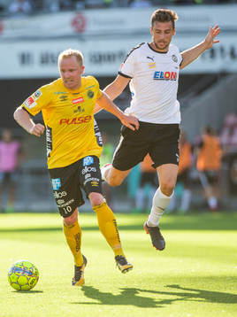 Örebros Filip Rogic och <Elfsborgs Simon Lundevall