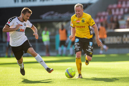 Örebros Filip Rogic och <Elfsborgs Simon Lundevall