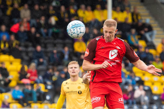 Peter Orry Larsen of Brann scores 1-2 with a header