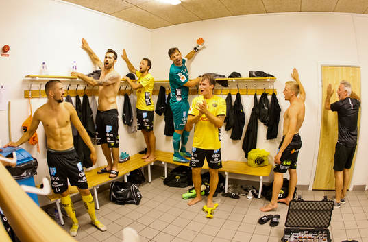 Elfsborgs Viktor Prodell jublar med målvakt Kevin Stuhr