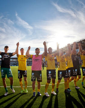 Elfsborgs Viktor Prodell  jublar med lagkamrater