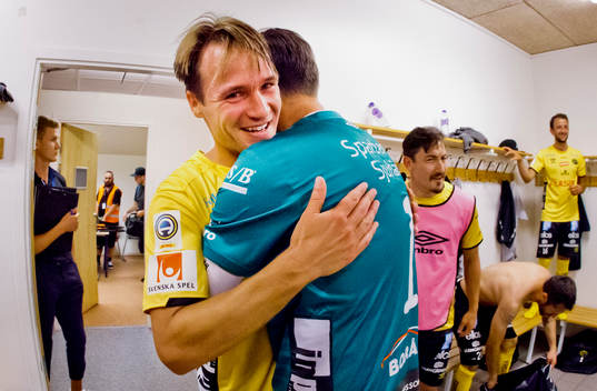 Elfsborgs Viktor Prodell jublar med målvakt Kevin Stuhr
