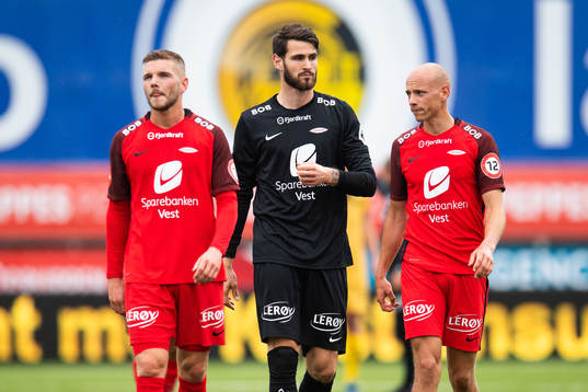 Gilli Rolantsson, goalkeeper Samuel Sahin-Radlinger and