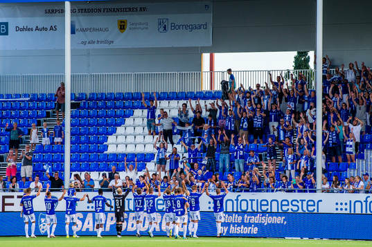Supporters of Sarpsborg 08 celebrates with the team