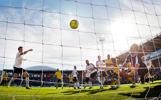 Elfsborgs Viktor Prodell gör 1-1 på Örebros målvakt