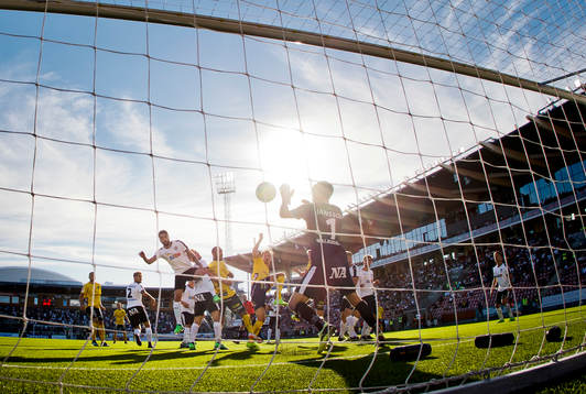 Elfsborgs Viktor Prodell gör 1-1 på Örebros målvakt