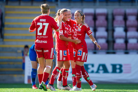 Linköpings Filippa Angeldal (mitten) jublar med Kosovare