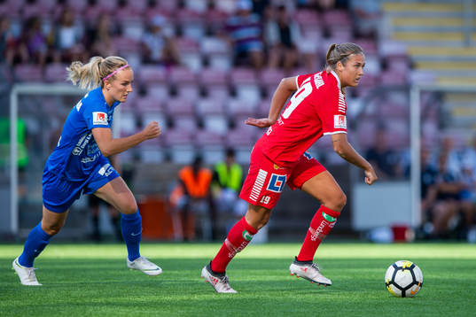 Linköpings Filippa Angeldal driver bollen