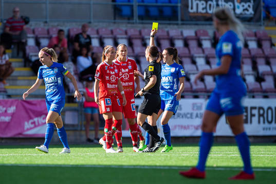 Domare Pernilla Larsson varnar Linköpings Kosovare Asllani
