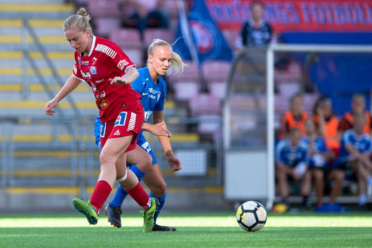Linköpings Natasha Dowie i en närkamp med Eskilstunas