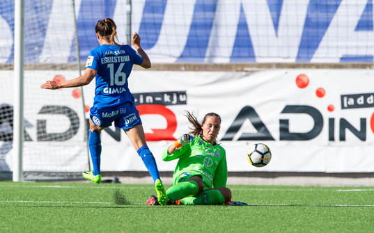 Linköpings målvakt Matilda Haglund hinner precis före