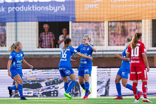 Eskilstunas Lisa Dahlkvist kramas om av Felicia Karlsson