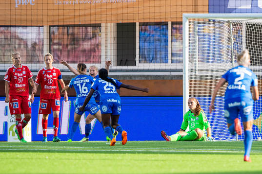 Eskilstunas Annica Svensson jublar med Felicia Karlsson och