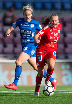 Linköpings Frida Leonardsen Maanum i en duell med en