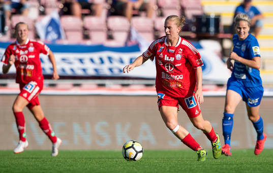 Linköpings Natasha Dowie med bollen