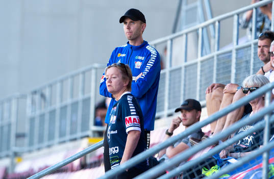 Linköpings tränare Henrik Jensen fick placera sig på