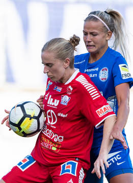 Linköpings Natasha Dowie håller undan för sin
