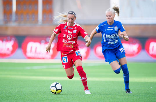 Linköpings Kosovare Asllani i en duell med Eskilstunas