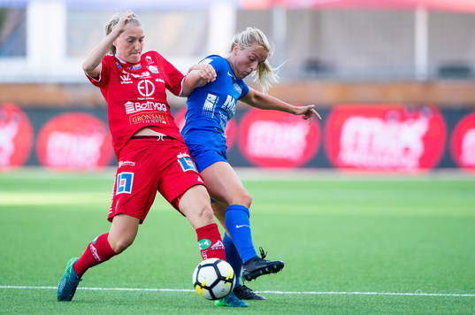 Linköpings Maja Ring Kildemoes i en duell med Eskilstunas