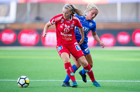 Linköpings Maja Ring Kildemoes i en duell med Eskilstunas