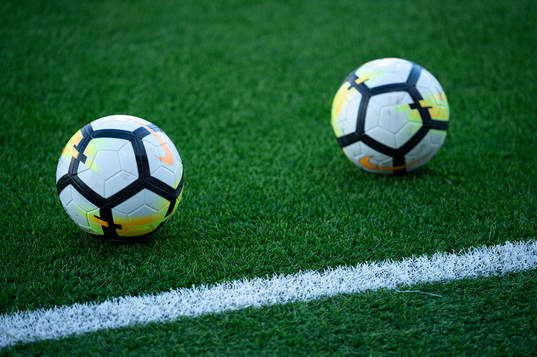 Fotbollar på en konstgräsplan